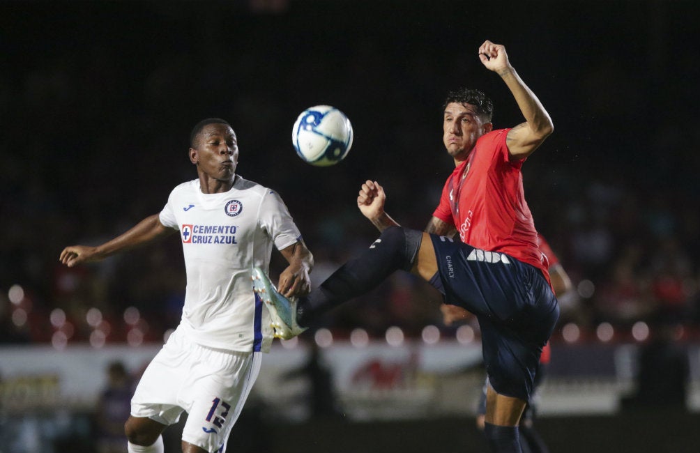 Angulo pela un balón contra Gabriel Peñalba 