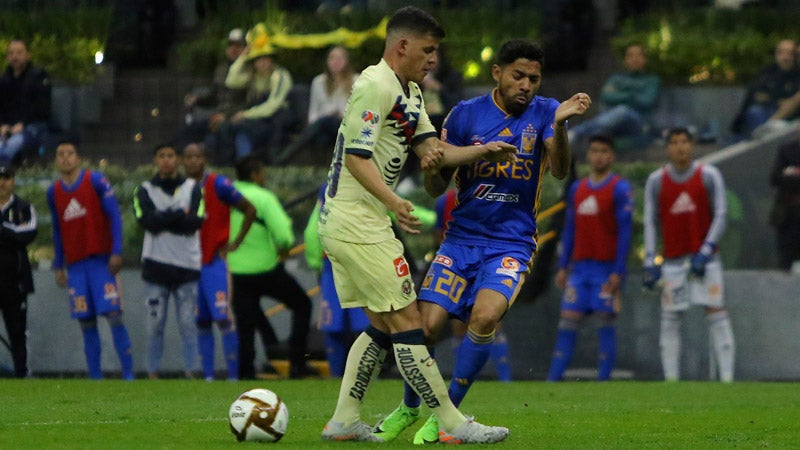 Aquino y Sánchez pelean un balón en el Estadio Azteca 