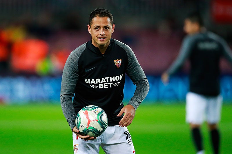 Javier Hernández calentando con el Sevilla