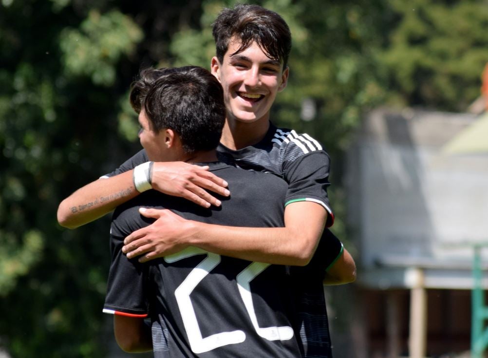 Loquito es felicitado por su anotación frente a La Franja 