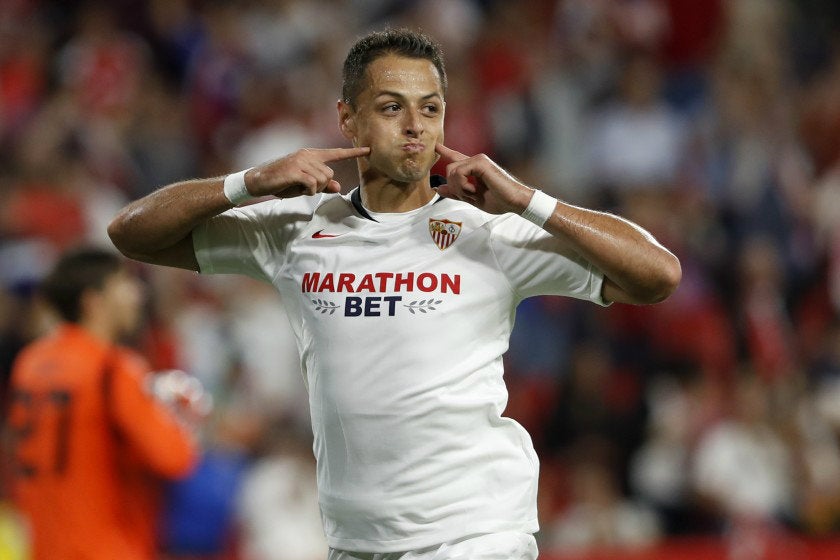 Chicharito Hernández jugando con Sevilla