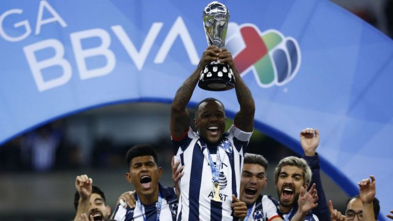 Dorlan Pabón levantando el trofeo de campeón del Apertura 2019 