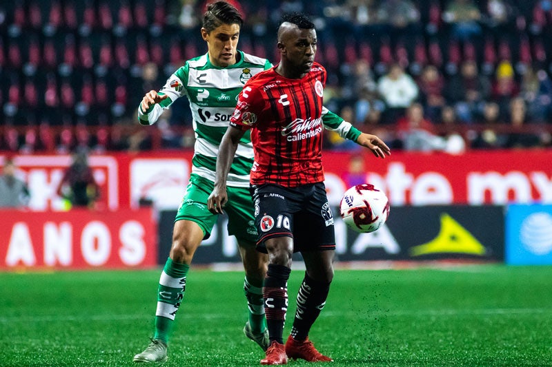 Van Rankin y Bolaños pelean el balón en el Estadio Caliente 