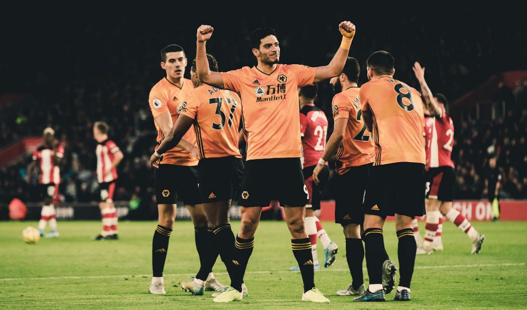 Raúl Jiménez celebrando un gol con los Wolves