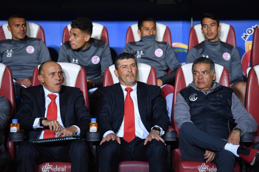 El técnico en el banquillo del Toluca en el juego ante Monarcas