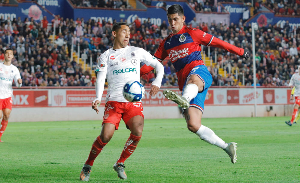 Víctor Guzmán durante un partido con Chivas