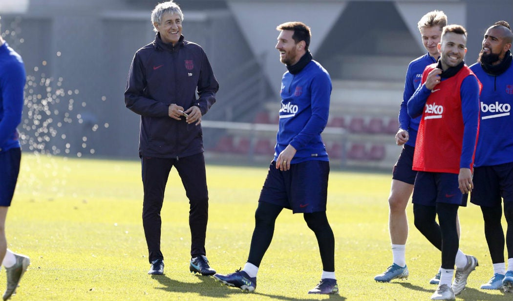 Quique Setién durante un entrenamiento del Barcelona