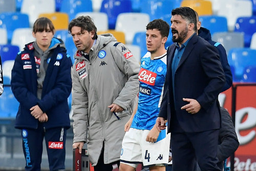 El entrenador del Napoli dando indicaciones en la banca