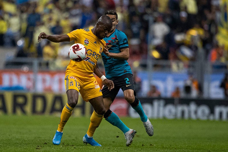 El ex de Pumas disputa el balón con Enner Valencia