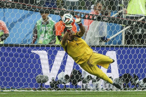 'Chiquito' Romero ataja un penal con Argentina en el 2014