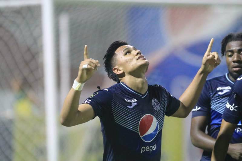 El zaguero hondureño festeja un gol con su exequipo el Motagua