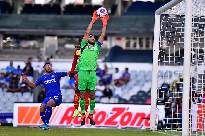 Corona, en un partido de Cruz Azul