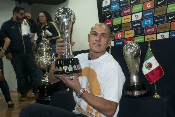 Darío Verón presumiendo sus títulos con Pumas
