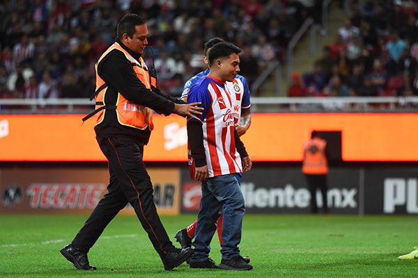 El espontáneo que interrumpió el Chivas contra Dorados 