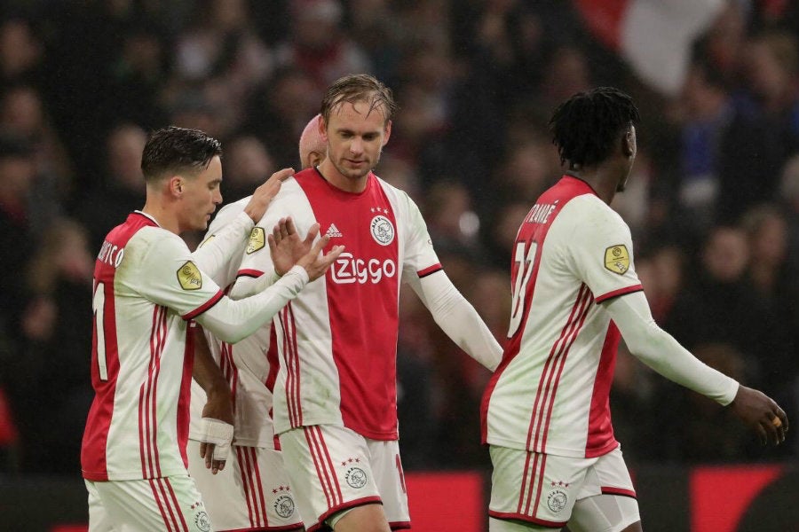 Jugadores del Ajax celebran uno de los goles al Spakenburg