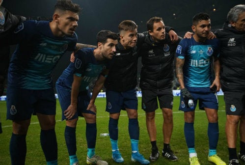 Jugadores del Porto platican tras el triunfo