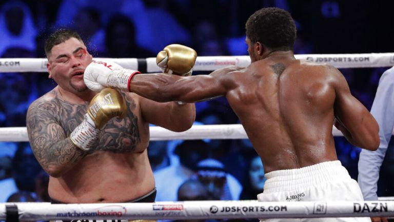 Andy Ruiz es impactado por un golpe de Anthony Joshua