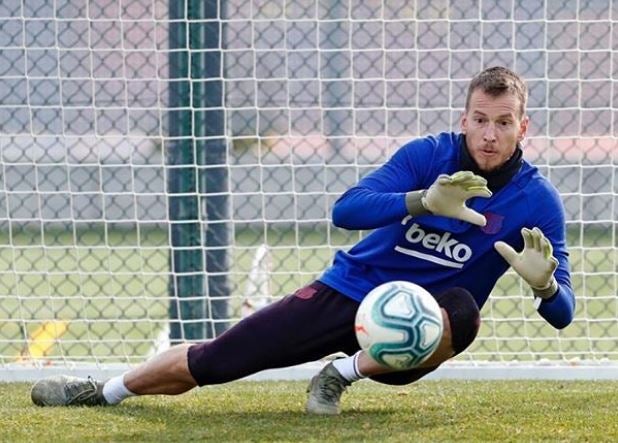 Neto se lanza para detener un balón 