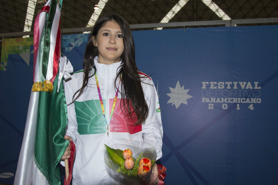Paola Pliego en la premiación de una competencia de esgrima