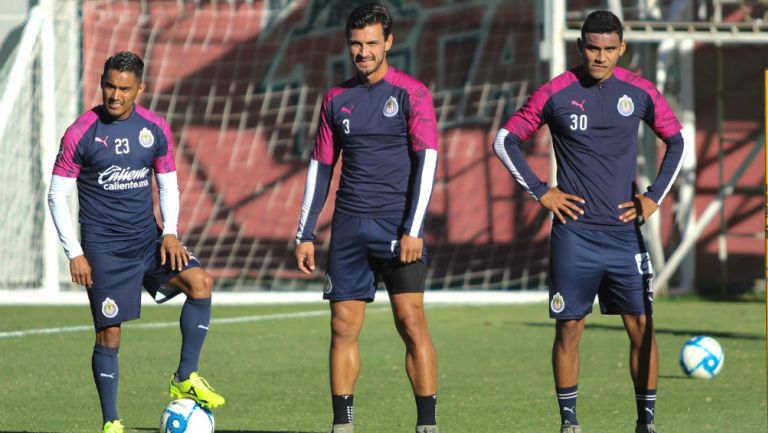 Gallito, Alanís y Sepúlveda, en un entrenamiento de Chivas