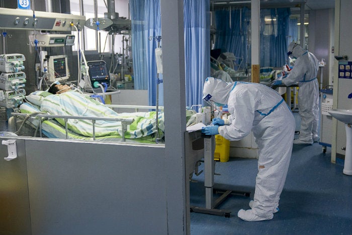 Doctor atiende a paciente en un hospital