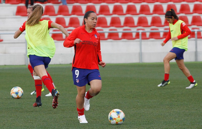 Charlyn en un calentamiento con el Atlético 