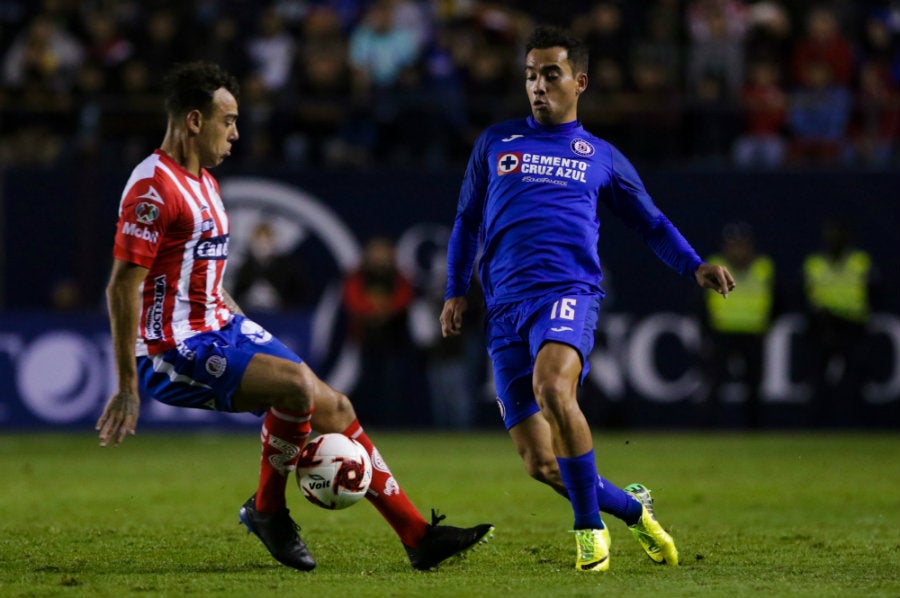 Adrián Aldrete pelea el balón con Matías Catalán