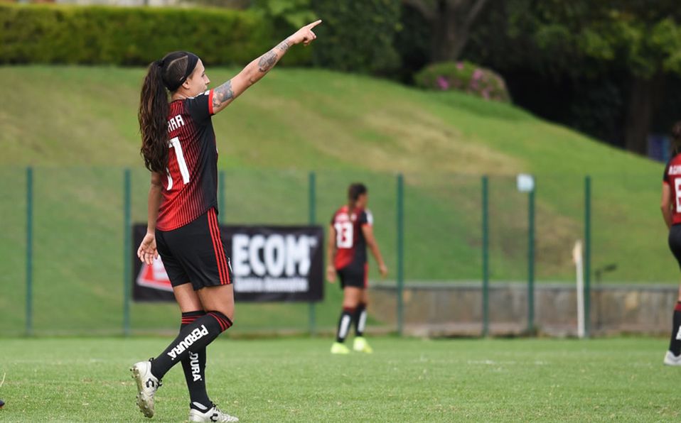 Fabiola Ibarra agradece una asistencia en un juego de la Liga MX Femenil 