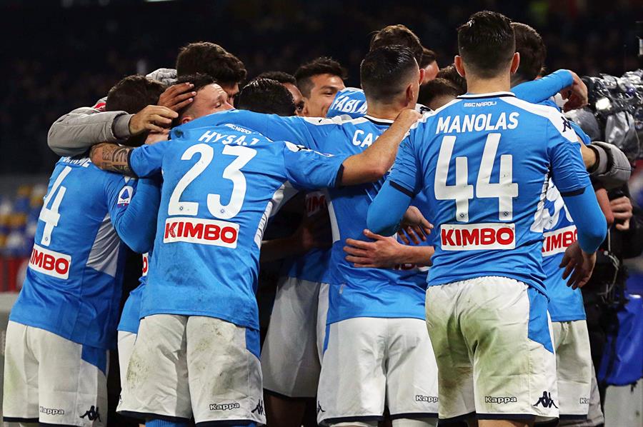 Jugadores del Napoli festejan un gol contra la Juve