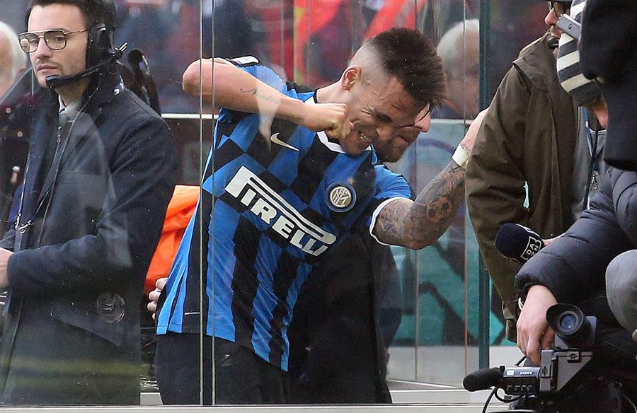 El jugador del Inter golpea un vidrio tras su expulsión