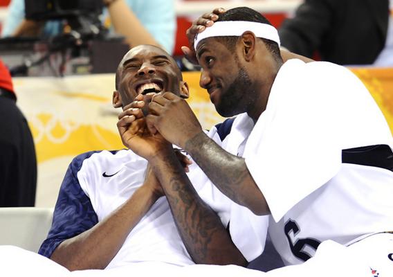Bryant y LeBron ríen en un juego de Estados Unidos