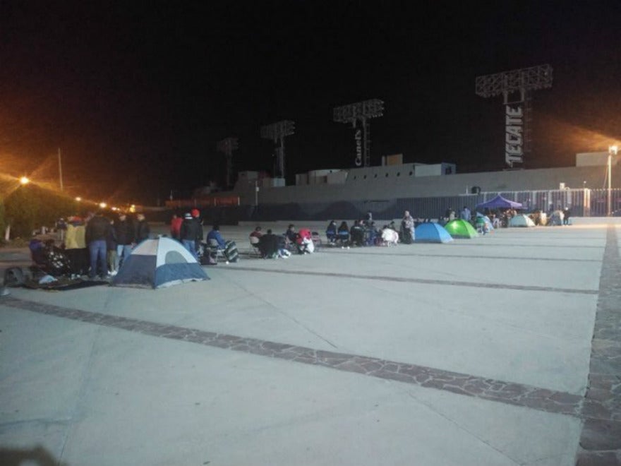 Aficionados en las taquillas del Alfonso Lastras