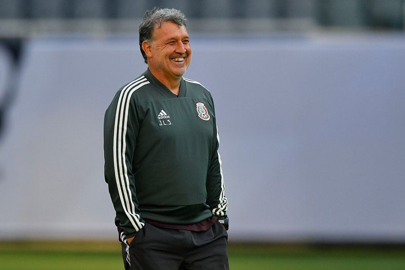 Tata Martino sonríe en un entrenamiento del Tri