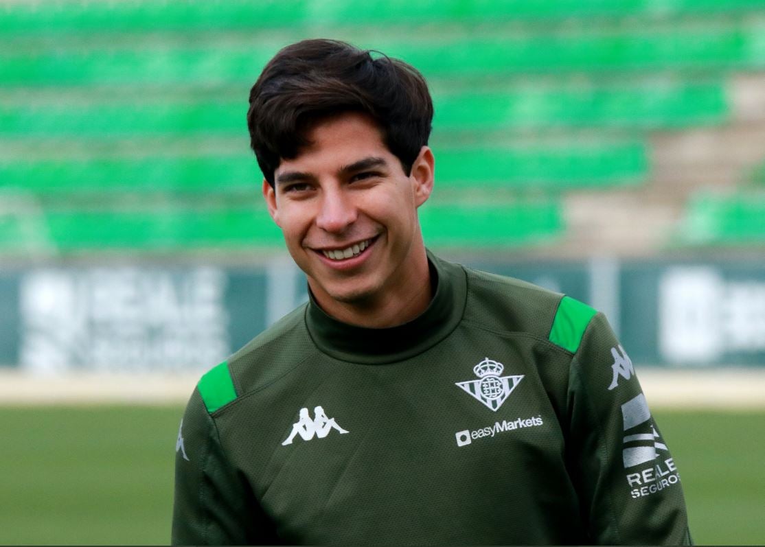 Diego Lainez sonríe con el Betis