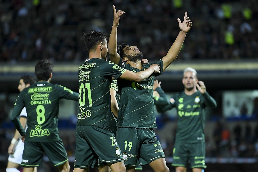 Santos festeja el gol de Eduardo Aguirre