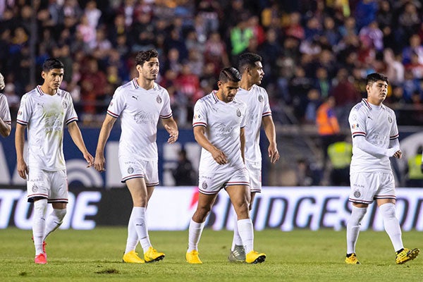 Jugadores de Chivas tras la derrota en San Luis