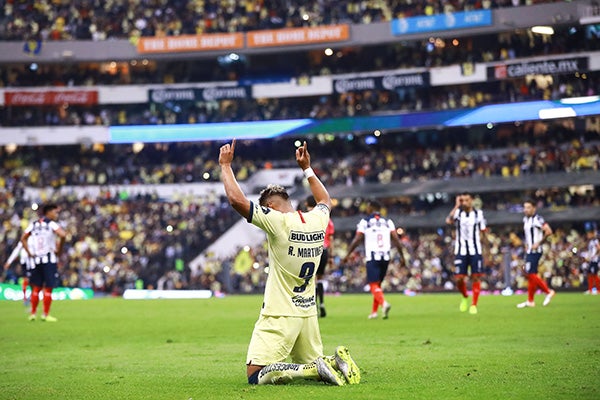 El delantero colombiano festeja un gol en el Azteca