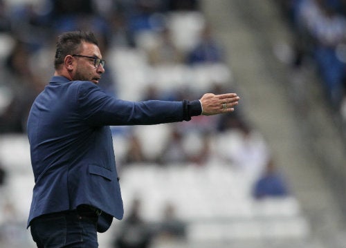 Antonio Mohamed dando indicaciones durante un partido