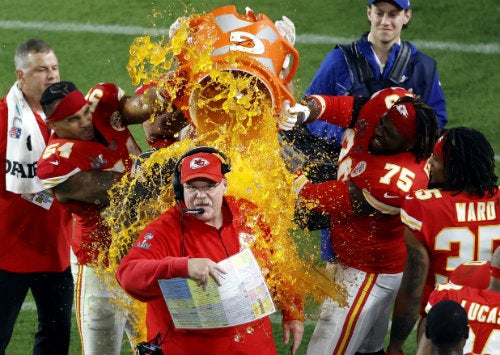 Andy Reid es bañado en gatorade