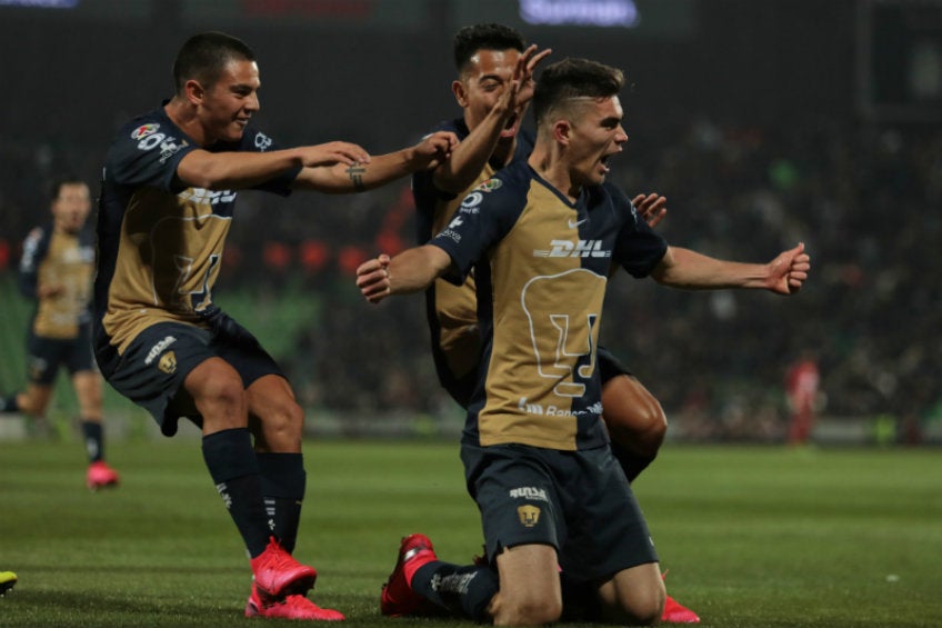 Johan en festejo con Pumas