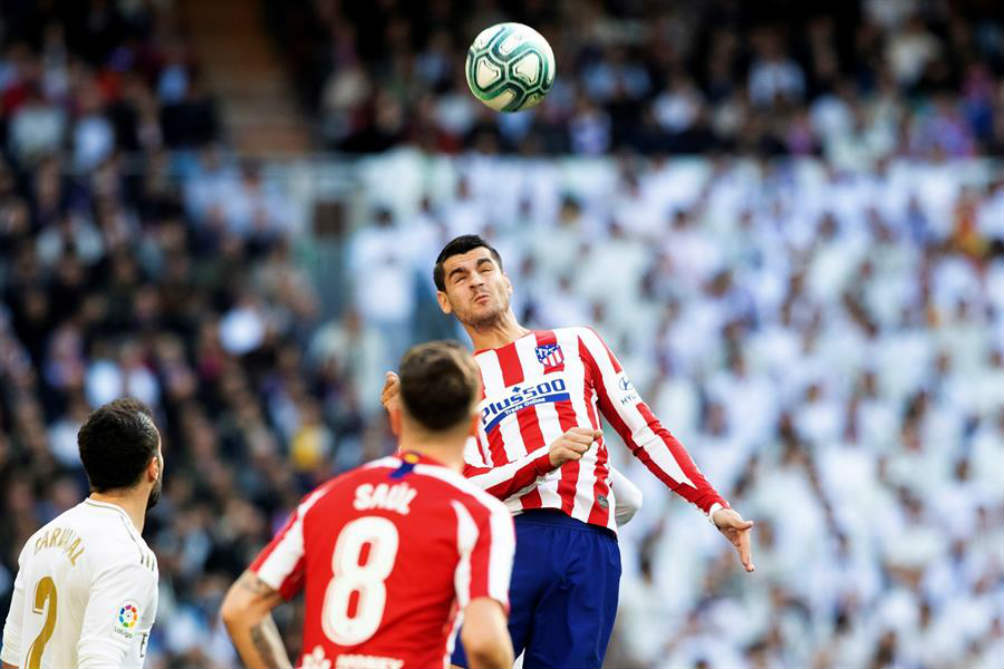 Morata cabecea un balón en el Derbi de Madrid