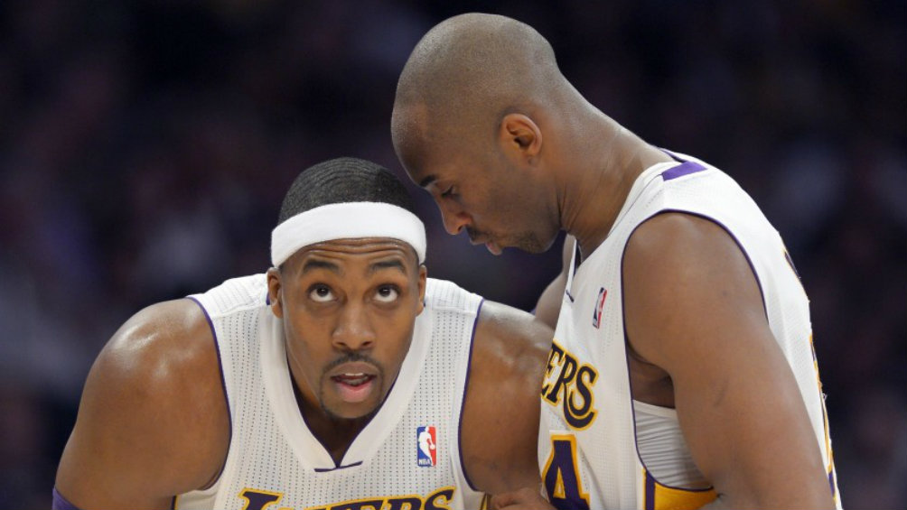 Howard y Kobe en un juego con los Lakers