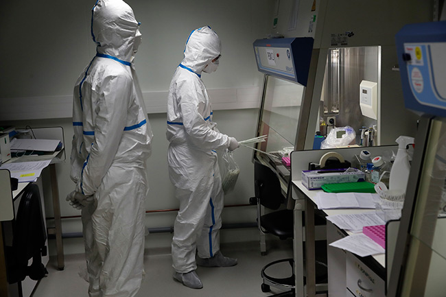 Científicos franceses analizan muestras de coronavirus 