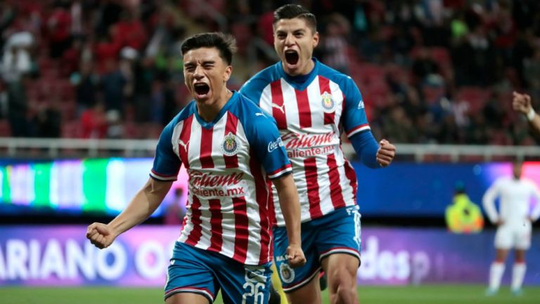 Fernando Beltrán celebrando su primer gol con Chivas 