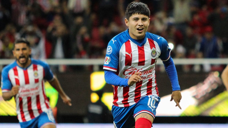 Chofis celebra una anotación con Chivas 