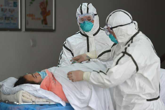 Médicos atienden Coronavirus en China