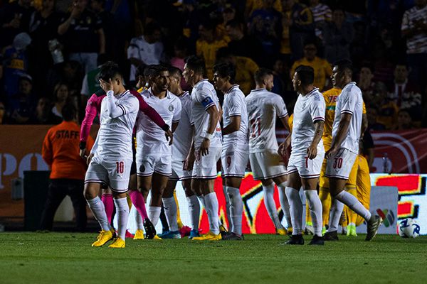 Jugadores de Chivas tras la derrota contra Tigres