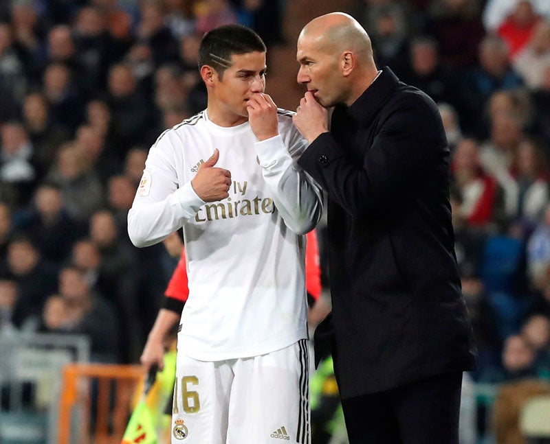 Zidane da indicaciones a James Rodríguez 