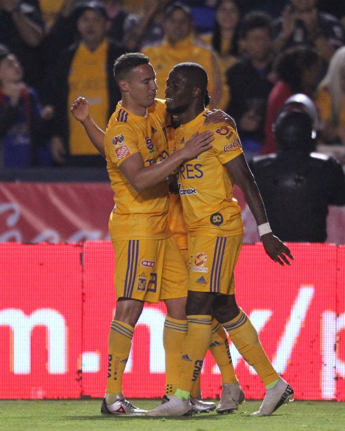 Jesús Dueñas y el delantero ecuatoriano celebran el gol