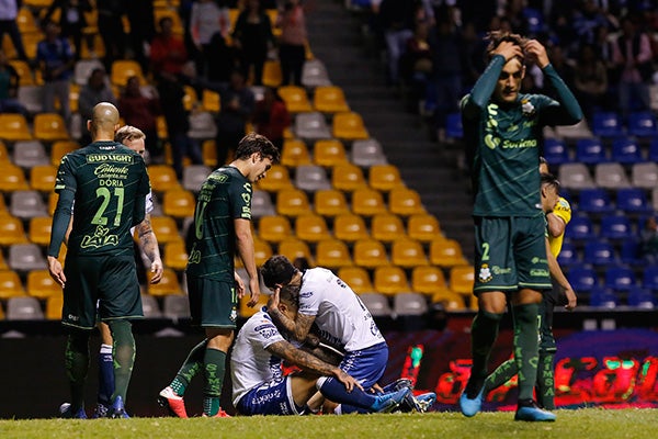 Jugadores de Santos tras el penalti a favor de Puebla